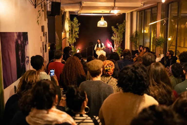 Public et scène pour aftermovie événement culturel Paris