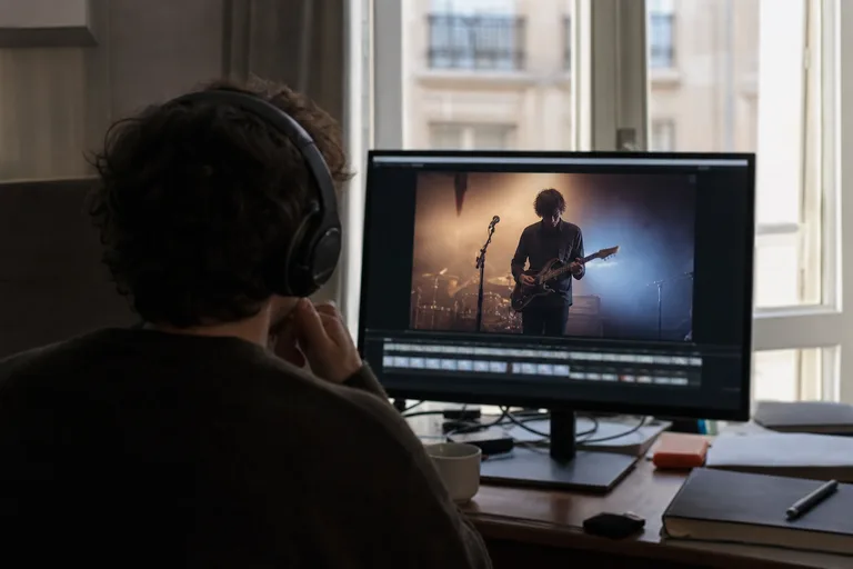 Live session excerpt embedded in artist media kit