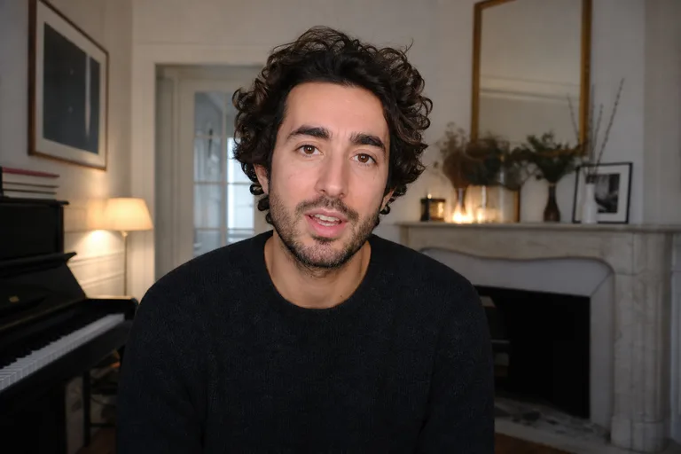 Artiste interviewé face caméra pour portrait vidéo YouTube