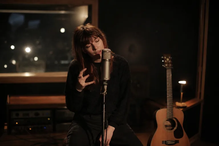 Vocal mic with soft lighting for Paris musical live session