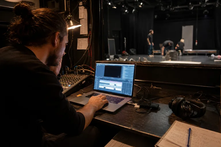 Light control room and sound-image coordination for a nonprofit cultural project in Paris
