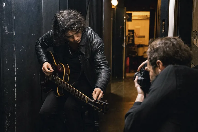 Photo backstage artiste pour campagnes réseaux sociaux et identité visuelle